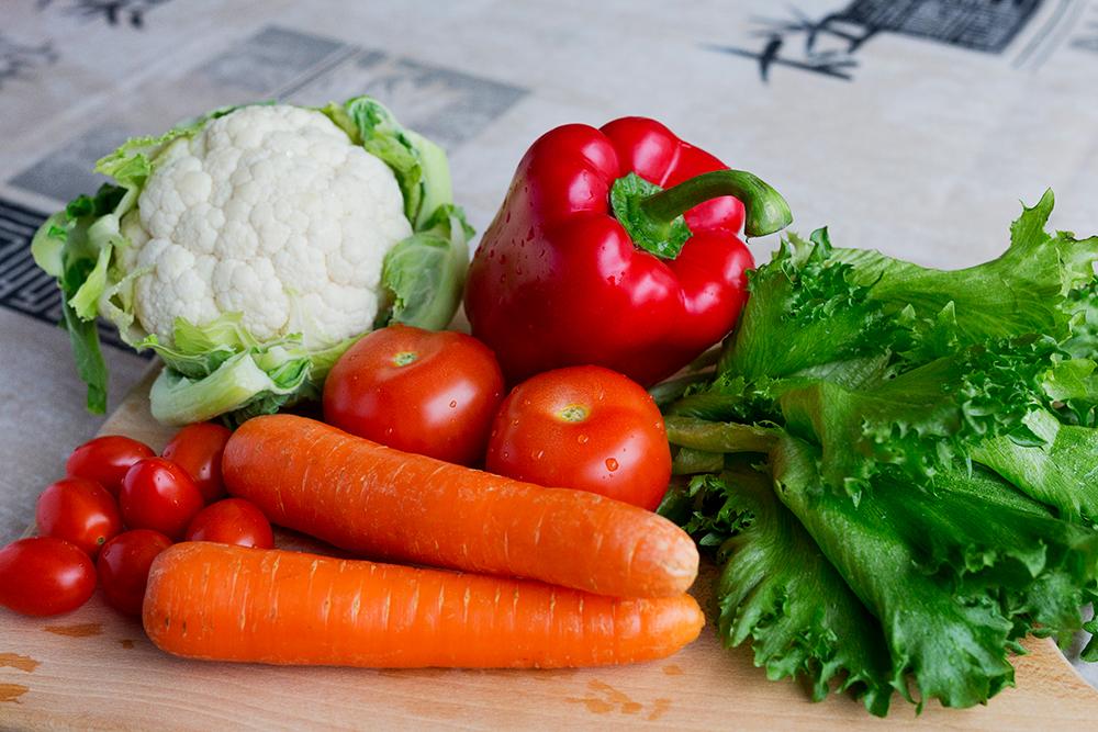 Ravintoaineiden saanti turvataan ensisijaisesti ravinnolla. Ravintolisistä kalsium- ja Dvitamiinivalmisteen käyttö voi olla tarpeen, jos ruokavalio ei kata näiden ravintoaineiden tarvetta.