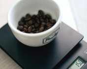 KÄSINSUODATETTU KAHVI PAULIG POUR OVER -ASEMALLA Valmistaaksesi käsinsuodatettua kahvia tarvitset grammavaa an,