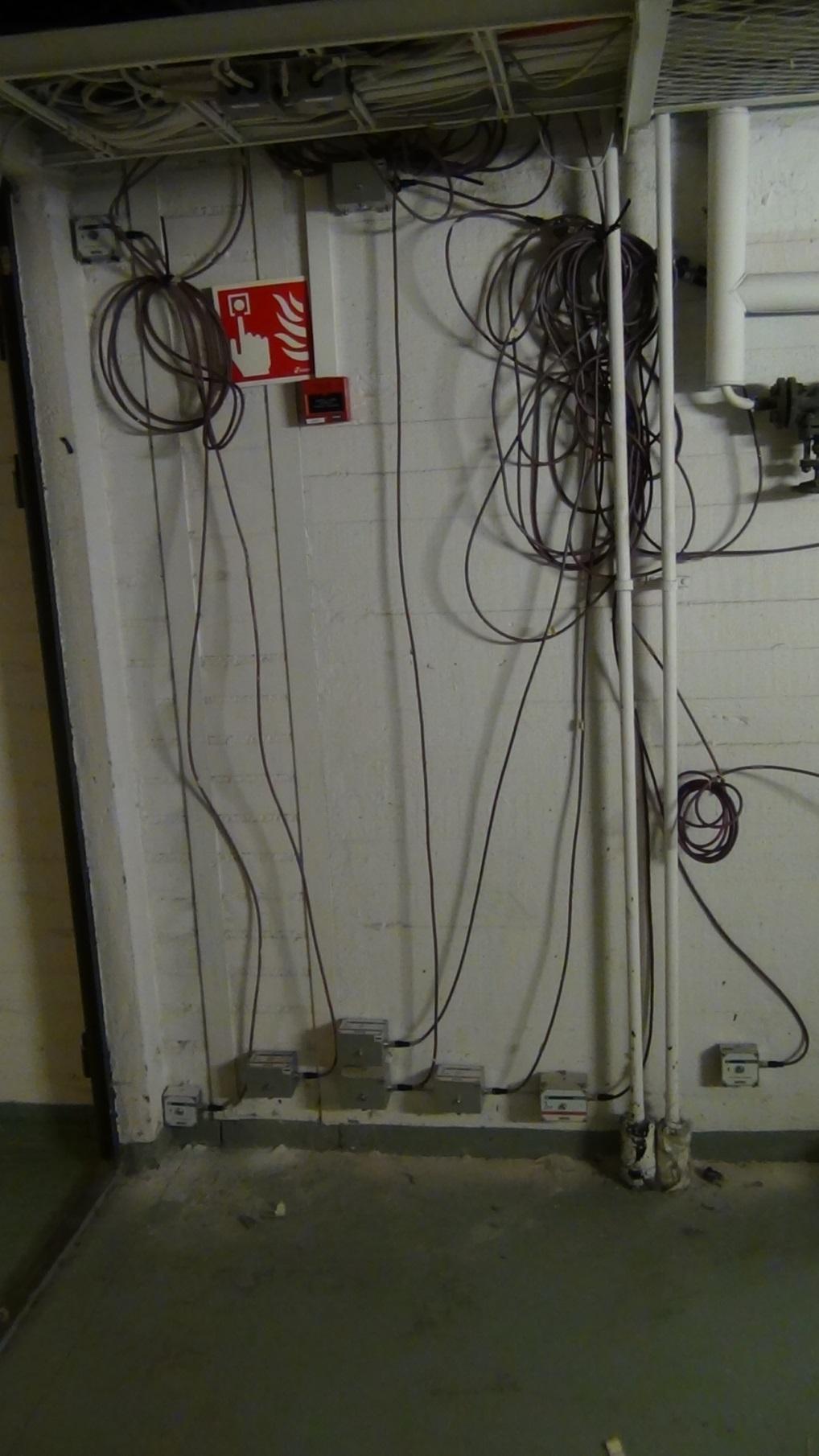 33 KUVA 14. Yleiskuvaa mittariasennuksista telehuoneen oven vierestä 3.10.2014.