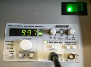 Rohde & Schwarz Signaaligeneraattori 1. Kiinnitä johto Trig. Outp. (Trigger output) tai 50 Ohmin output -linjaan. a. Trigger ulostulossa amplitudi on aina 5V ja offset 2.5V, eli signaali vaihtelee 0.