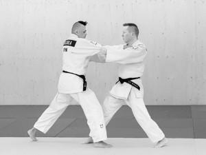 Uke yrittää säilyttää tasapainonsa ja ottaa oikealla jalallaan tsugi-ashin eteenpäin (kuva 3).
