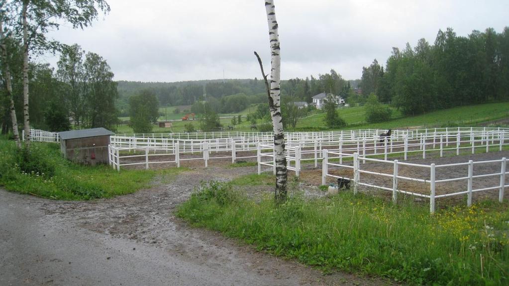 Suunnittelualue koostuu rakennetusta ratsastustilan alueesta ja sitä ympäröivistä vanhoista omakotitaloista, peltoalueista