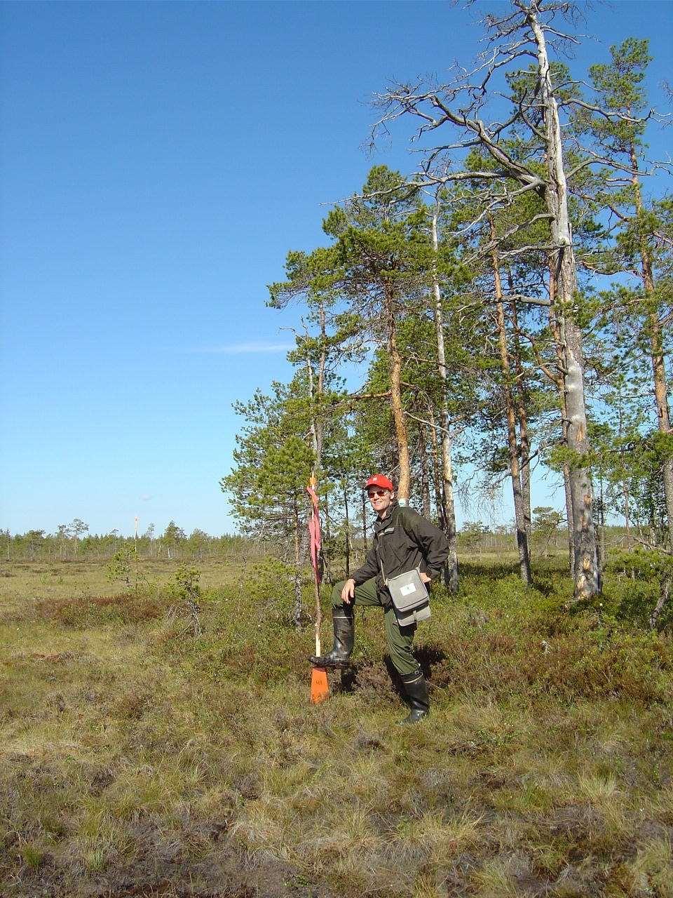 LOHKOMISEN MAASTOTYÖT Toimitusinsinöörillä ja hänen avustajillaan on oikeus liikkua toimitusalueella, päästä rakennuksiin, avata kartoituslinjoja ja panna alueelle merkkejä.