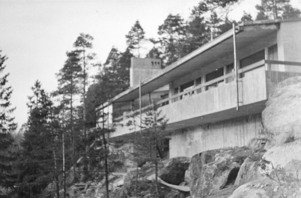 5. Rakennus ja sen lähiympäristö Kuva työmaavaiheesta Rakennus sijaitsee kallioisessa jyrkänteessä, joka on osa Ruusuvuorenmäen etelärinnettä.