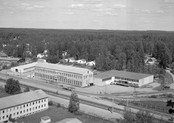 3. Villa Sjöbergin rakennushistoria Maanmittauskonttorin rekisterikartan otteeseen vuodelta 1957 on merkitty tilan 8:124 (Hurmekallio) ja sitä ympäröivien tilojen 8:55 (Elanto) ja 8:103 (Orava) rajat.