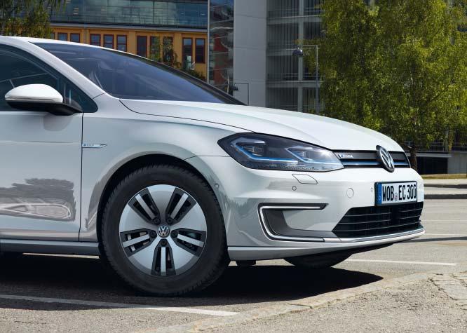 01 Futuristinen mutta silti tuttu ja turvallinen: Volkswagenin e-muotoilu tuo tyypillisten sinisten elementtien lisäksi ulkomuotoon monia tyylikkäitä kohokohtia, jotka tarjoavat uuteen e-golfiin