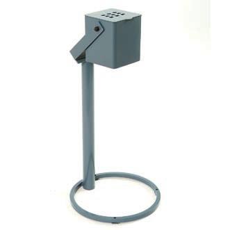 5kg ULKOTUHKAKUPPI 2960 ULKOTUHKAKUPPI 2940 4mm seinämävahvuisesta neliöteräksestä valmistettu vahvarakenteinen ulkotuhkakuppi. 3mm teräslevystä laserleikatussa kannessa ovaalirei itys.