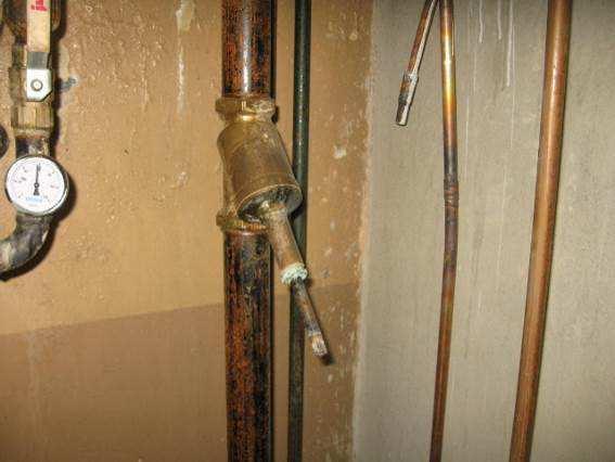 Lämpimän käyttöveden kiertovesipumppu on vanhempi Grundfosin valmistama. Kattilahuoneessa on vanhoja istukkaventtiilietä, joiden ulkoinen kunto on huono.