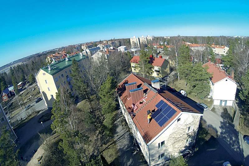 Omakoti-, rivi- tai erillistaloissa tämä kytkentätapa on usein kannattava, erityisesti, jos omaa sähkönkäyttöä on runsaasti. 2) Asunto-osakeyhtiö asentaa järjestelmän liitettynä kiinteistösähköön.