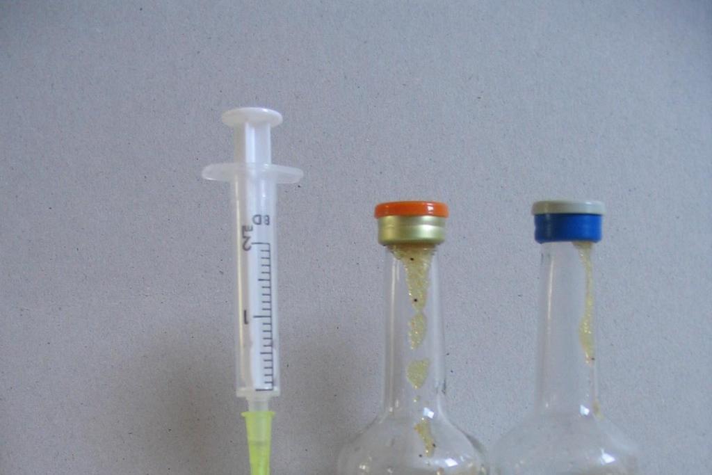 12 2 KUVA 2 Anaerobikuljetuspulloja(1) sekä veriviljelypulloja (2) 1 Syvämärkänäytteet tulee lähettää laboratorioon mahdollisimman nopeasti näytteenoton jälkeen.