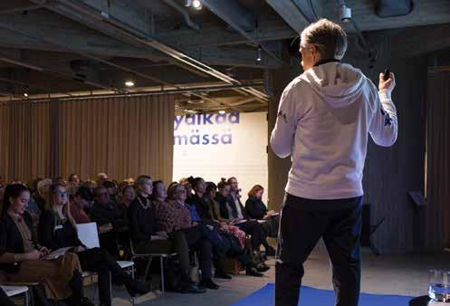 EMMA TOIMINTAKERTOMUS 2016 YLEISÖPALVELUT Kymmenvuotiaan taidemuseon yleisötyölle ja asiakaspalvelulle vuosi 2016 oli uuden strategisen suunnan uudelleen määrittelyn vuosi.