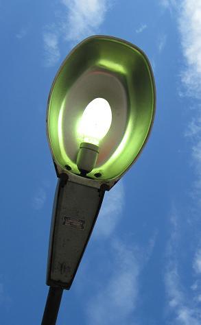 LED-valaisimet ovat tällä hetkellä nopeimmin kehittyvä valonlähde ja useat kunnat ja kaupungit ovat ottaneet niitä jo käyttöön katuvalaistuksessaan. Alla on esitelty eri valonlähteitä. 4.