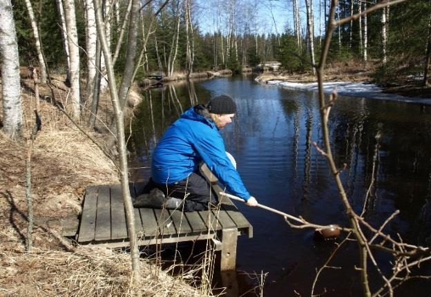 Vesinäyte otetaan niin ettei näytteeseen joudu