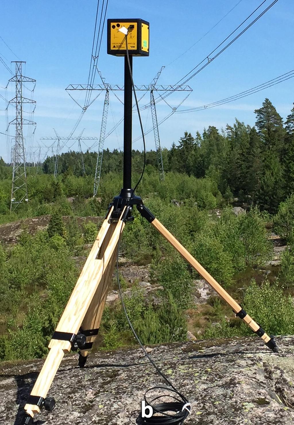 mittausta varten. (Kuva: Lauri Puranen, STUK) 4.2 Mittaustulokset Sähkökentän voimakkuus mitattiin kahdessa mittauspaikassa 400 kv voimajohdon alla.