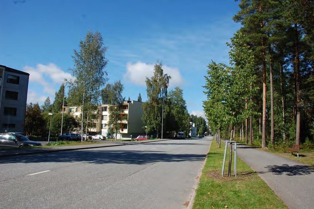 214005185 8 Ympäristökeskus Kuva 5 Paasikivenkatu luoteen suuntaan. Kaavamuutosalue kuvassa oikealla. Väestö Kaavamuutosalue sijoittuu Kankaanpään kaupungin ydinkeskustaan Paasikivenkadun itäpuolelle.