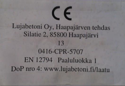 14 Kuva 3. Paalun CE-merkintä kohteen paalussa. (Rantakiven valokuvat, 2013). Paalu on valmistettava siten, että se kestää sille tulevat kuormitukset, kuljetuksen ja asennuksen.