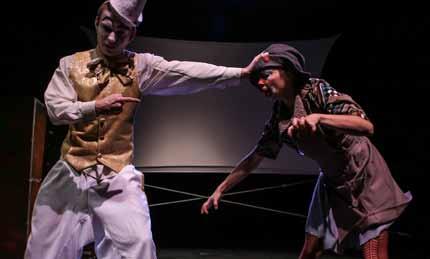 vierailuesitykset Verta kynnen alla Verta kynnen alla on neljästä klassisesta klovnikäsikirjoituksesta (Tristan Remyn Clown Scenes) ja kolmesta animaatiosta koostuva kollaasimainen esitys aikuisille.