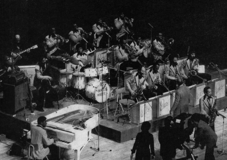 4 Kuvio 1. Perinteinen big band -kokoonpano. Big band -musiikki alkoi hallita 30-luvulla populaarimusiikkia.