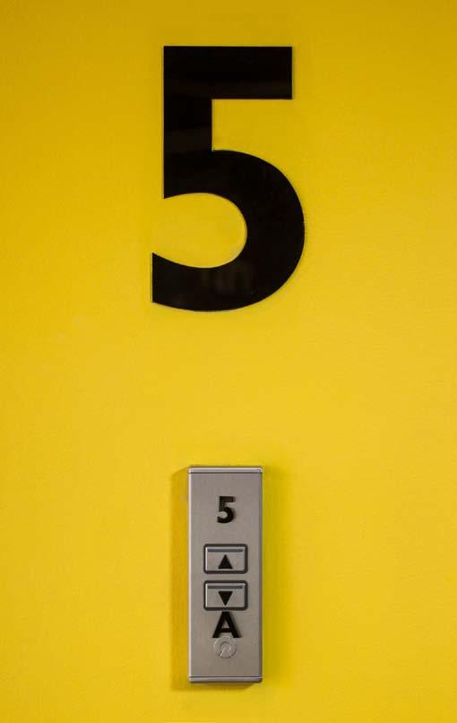 selvästi suurella numerolla. Hissiauloissa kerrosnumero on hyvä sijoittaa niin, että se näkyy hissiin, kun ovet aukeavat.