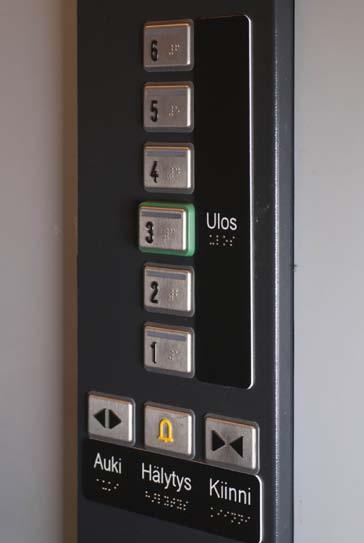 Hissin kutsupainikkeiden yhteydessä olevassa opasteessa esitetään tekstillä ja pistekirjoituksella, mihin hissillä pääsee.