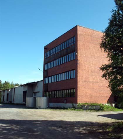 18. T5 Jauhepakkaamo Jauhepakkaamo korkea rakennus vasemmassa alakulmassa. Ilmakuva 1990-luvulta. Nykyinen jauhepakkaamo on entinen torjunta-ainetehdas vuodelta 1969.