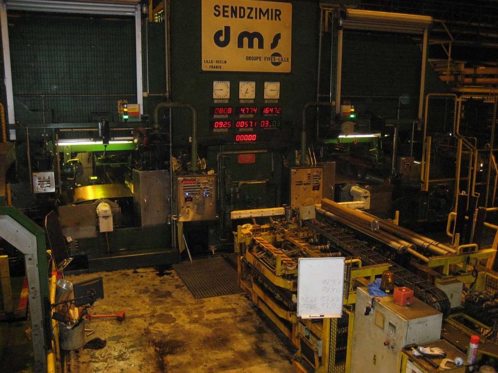 KUVA 5. SZ1-valssain etupuolelta. SZ-valssaimella tuotenauharulla syötetään hydraulisesti toimivien askelpalkkien avulla syöttökelaimen (SK/AK) tuurnalle.