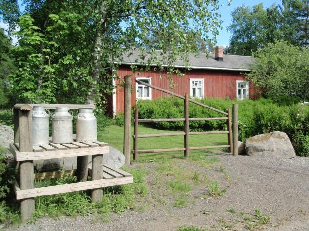 7 alkaen klo 12.00. Pyhärannan Kotiseutuyhdistys tarjoaa pihalla höyryävästä soppatykistä lohikeittoa, lisukkeena suomalaista perinne ruokaa ruisleipää, sekä tuhtia suomalaista kotikaljaa.
