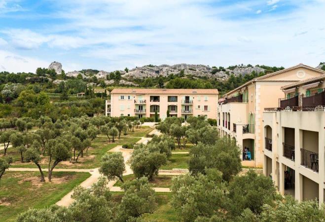 Talojen lähistössä monta kaunista provencelaista kylää ja lisäksi Camarguen luonnonpuisto sekä Arles n historiallinen