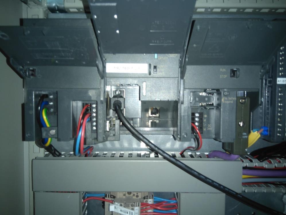 15 (67) 10 ms, jopa 1 ms. Väylän data liikkuu violetissa suojatussa parikaapelissa, joka on kytketty laitteisiin RS-485-liittimellä (kuva 9). (National Instruments, 2010; PAControl.