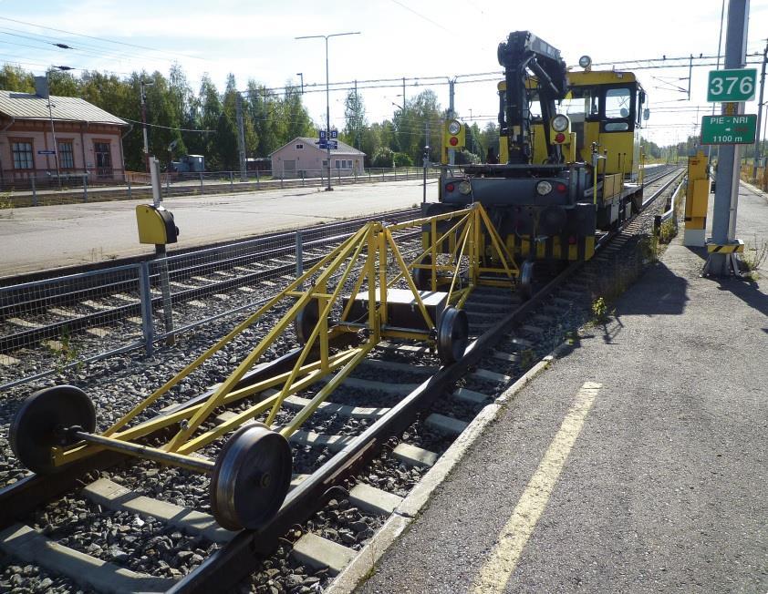 41 Kuva 4.4 Jäykkyyden jatkuvatoiminen mittalaite Stiffmaster. (Ossi Peltokangas) Mittalaitteella mitataan radan pystysuuntaisia muutoksia kalustoyksikön kuormittamana ja kuormittamattomana.