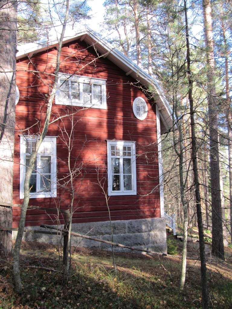 44 3. Honaharju Honaharjun tila on erotettu Mannilan tilan maista. Jugend-vaiutteisen, orealle lohoiviperustuselle raennetun pääraennusen (Kuvio.) arvellaan olevan peräisin 90-luvulta.