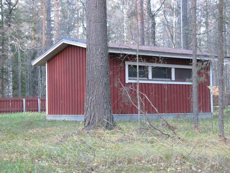 Raennus on ysierrosinen, pieniooinen, rimalaudoitusella vuoritettu raennus joa on raennettu 980-luvun