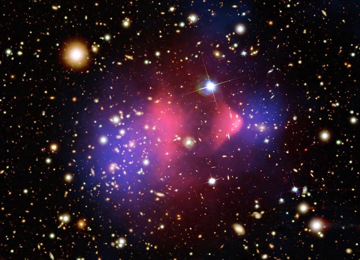 Bullet cluster Pimeää ainetta ja galakseja