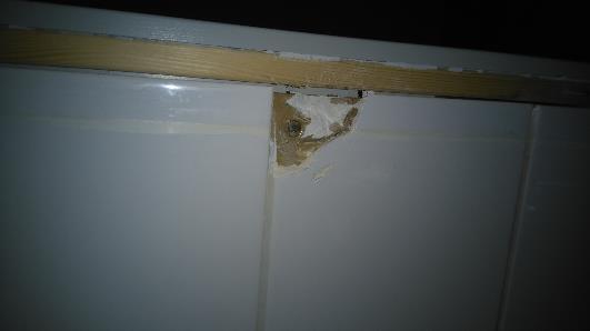 9 Laboratorioanalyysien mukaan muovimatot, niiden kiinnitysliimat ja lattiatasoitteet eivät sisällä asbestia.