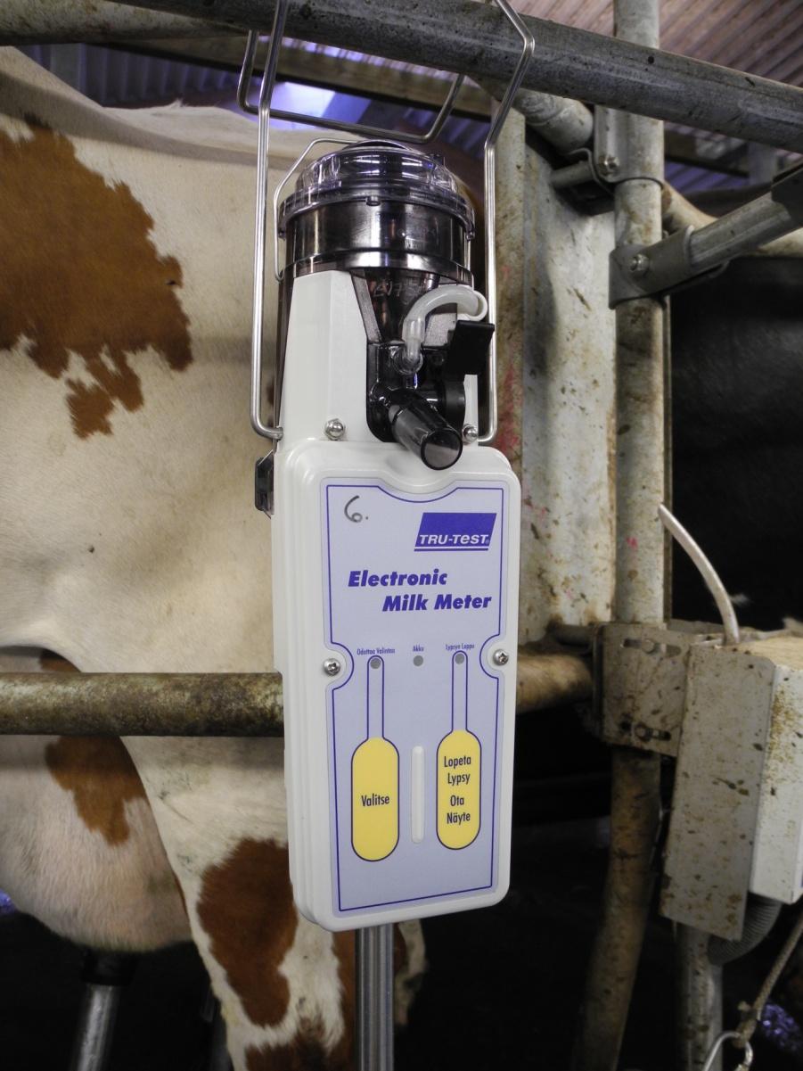 Elektroniset maitomittarit Mittaa maidon määrän, virtauksen ja lypsyajan Yhdistää lehmän korvanumeron viivakoodipulloon