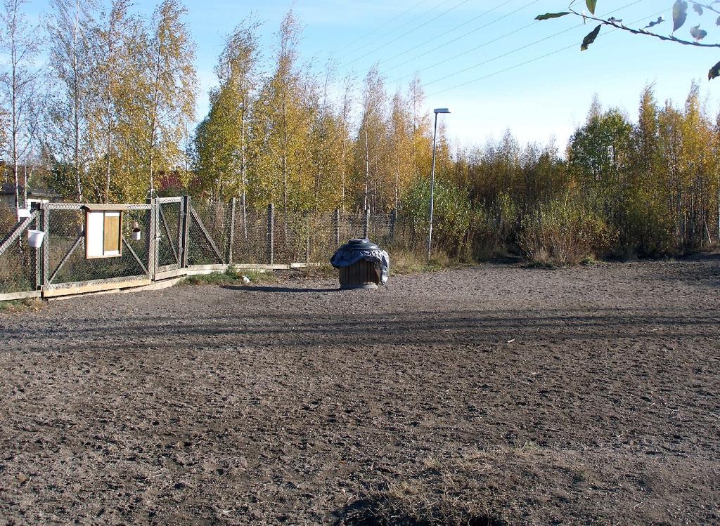 KUVA 4 Koirapuiston käyttöaste jää alhaiseksi, jos ihmiset eivät koe oloaan siellä viihtyisäksi. Kuva on Tampereelta. 3.