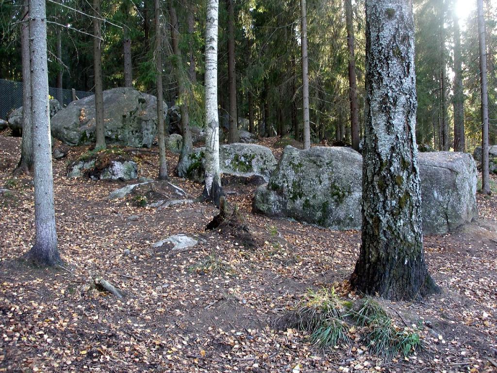 kun otetaan huomioon lumipeitteen paksuus Pohjois-Suomessa. Aidan alareuna on upotettava hiukan maanpinnan alapuolelle.