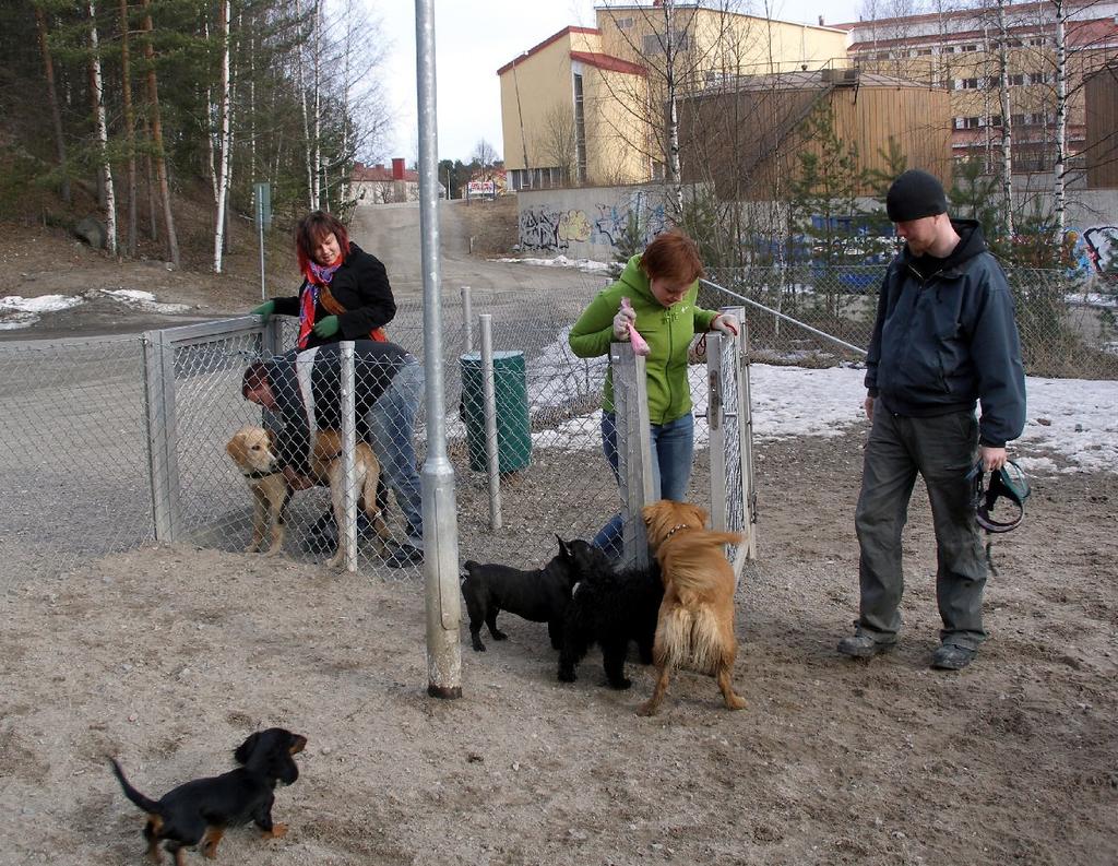 Koirapuisto on aidattu ulospäin ja osastot erotettu toisistaan 120 cm korkealla teräsverkkoaidalla. Suuret koirat pystyvät halutessaan hyppäämään aidan yli.
