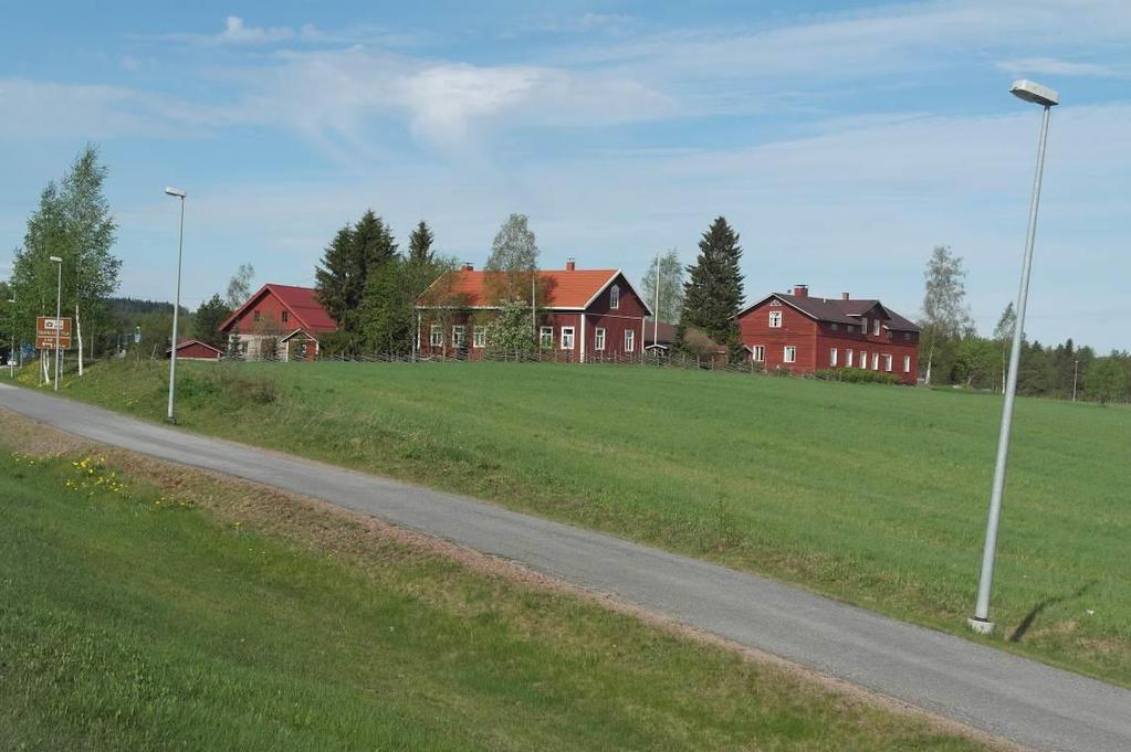 31 (83) sesta kohoaa kahdeksankulmainen, terävään huippuun päättyvä lanterniini. Kirkon pohjoispuolella on pappilan rakennusryhmä 1880- ja 1890- luvuilta.