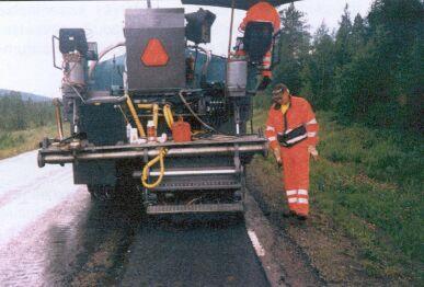 tään heti. Lisämassa ja sideaine ovat yleensä samanlaatuisia kuin korjattavassa päällysteessä on ollut. Lisämassan määrä vaihtelee kohteen mukaan. (Tiehallinto, 2002h) Kuva 20.