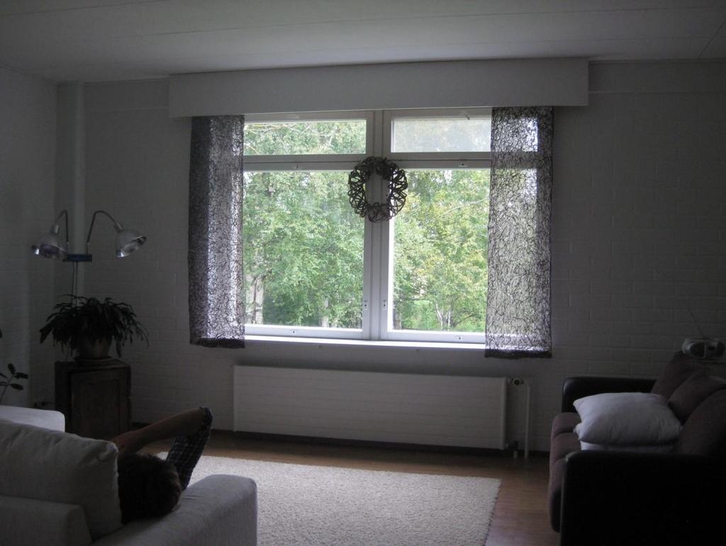 10 Kaarna-verhot olivat asiakastyö, jotka tein vuonna 2009. Tähän työhön otin mukaan värin. Värissä otin huomioon asiakkaan toiveen, joka oli luonnonläheinen, joko ruskea tai harmaa.