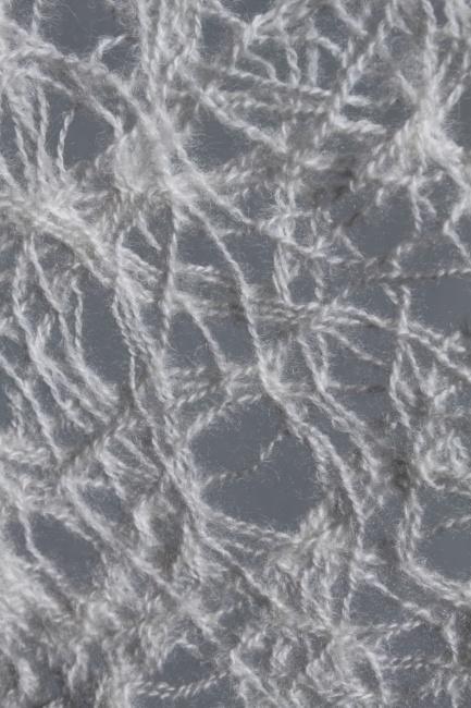 19 Kokeilu 3 Materiaali: Schoellerin itävaltalainen villalanka, Sport Loden Nm 14/2, väri 8385 (luonnonvalkoinen), ja tyllistä leikattuja suikaleita. Huovutus: 40 asteessa n.