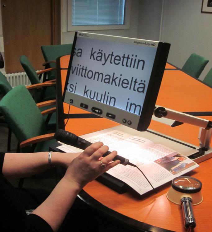 19 vastaanottokelaan (Kuuloliitto 2014). Induktiosilmukka tuo siis mikrofonin äänen suoraan kuulolaitteeseen ja poistaa häiriöäänet.