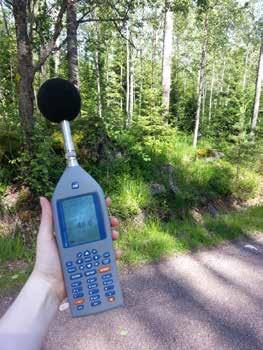 vasten matkustamaan näille paikoille lisäisi liikennettä ja siten vain pahentaisi melun määrää. Espoon asukasmäärän jatkuva kasvu luo paineita asunto- ja muun rakentamisen lisäämiselle.