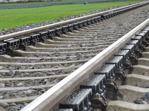 14 lähiliikenteen radoilla alle 100 km/h nopeuksilla, mutta Liikenneviraston koekohteessa ovat tulokset olleet heikkoja raiteen suurimman nopeuden ollessa 200 km/h. Kuva 8.