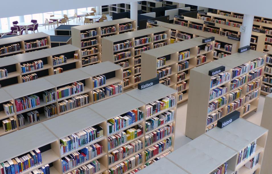 Kaikkia ei tosin voi miellyttää: Kirjahyllyjen opasteet korkeammalle!! Nykyään kirjastossa ei enää ole niin hiljaista ja rauhallista kuin ennen. En pidä kirjaston uudesta ilmeestä.