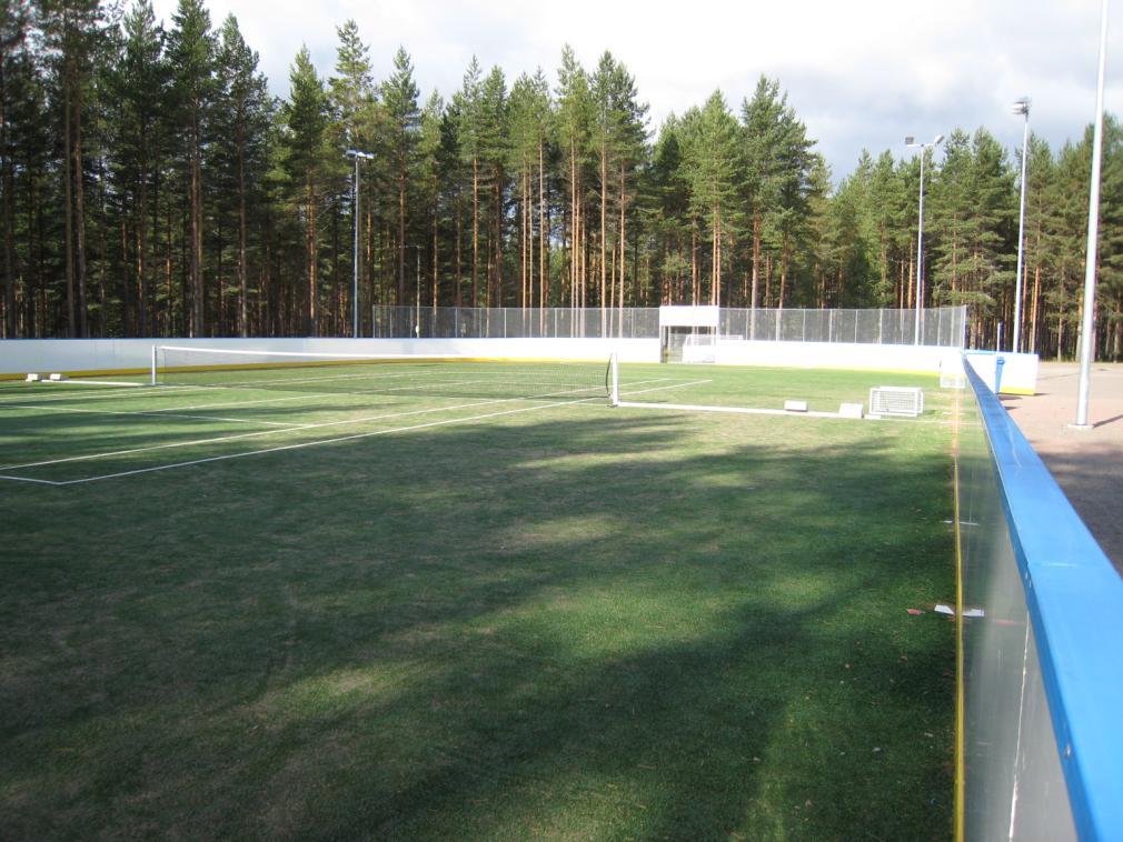 kuntoiluvälineineen. Taustalla näkyy monitoimiareena.