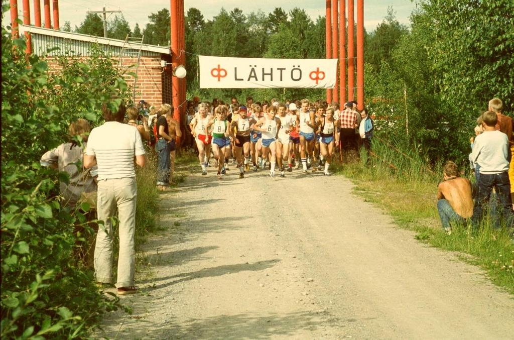 Perinteeksi muodostunut Heinähupahölkkä aloitettiin vuonna 1975. Kuva: Rääkkylä-Seura. Rääkkylän seurakunta tulee ensimmäisen kerran mukaan Heinähupa-viikonlopun järjestelyihin.