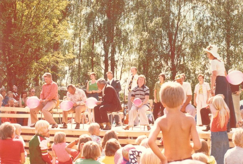 Tämän jälkeen juhlapaikalle saapui heinäkuorma hevosen vetämänä. Kuorman päällä oli yksi hyvin iso mies, Leo Lastumäki. Toinen mies, hevosta ajava, oli Arvo Halonen.