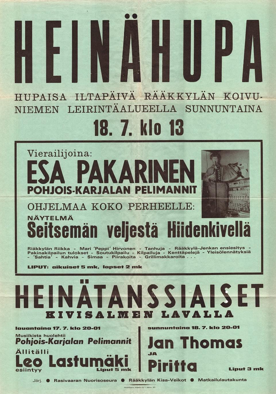tanhuajat ja muutkin juhlan esiintyjät. Juhla-aluetta reunustivat heinäseipäät. Heinäpellon tuoksu täytti juhla-alueen. Sunnuntai heinäkuun 18, Riikan päivä, oli aurinkoinen.